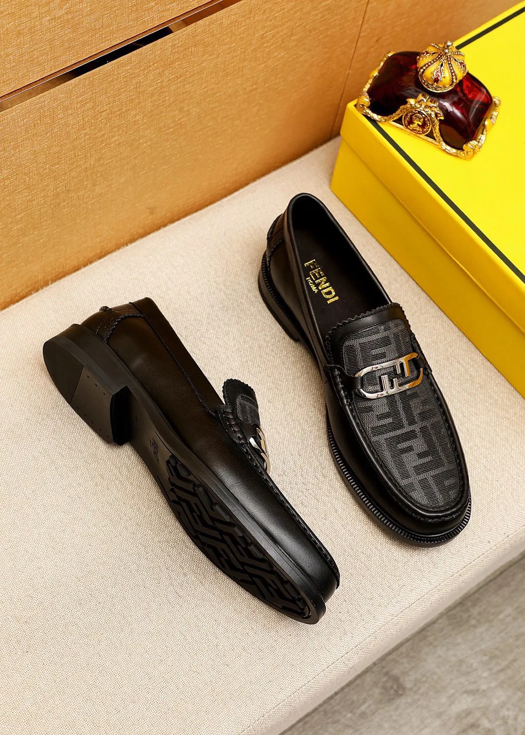 Men's shoes 💰460💰💐 Product trademark: FENDI [Fendi] casual leather shoes Regular size: 38-44 (45🉑️customized) Product materials: Selected imported first-layer cowhide upper + luxury hardware buckle, imported cowhide lining. Strong three-dimensional visual effect, rubber outsole Color: 2⃣️colors available
